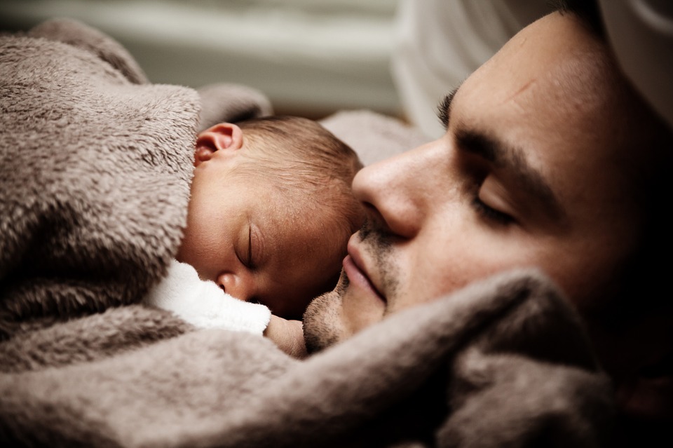 beneficios dormir mas para salud corazon