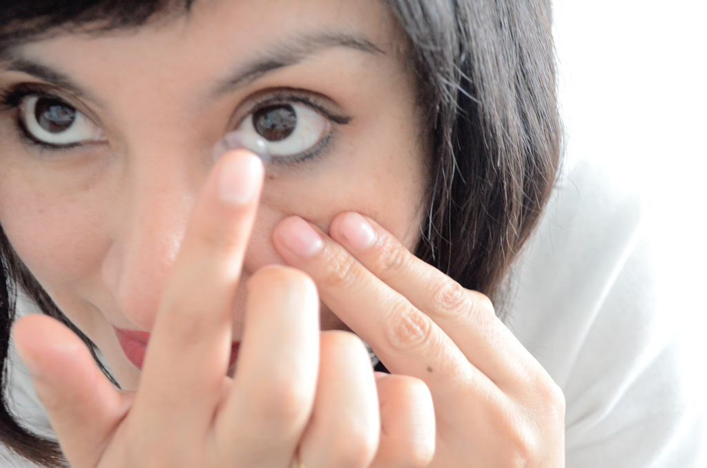 como poner lentillas diarias 04